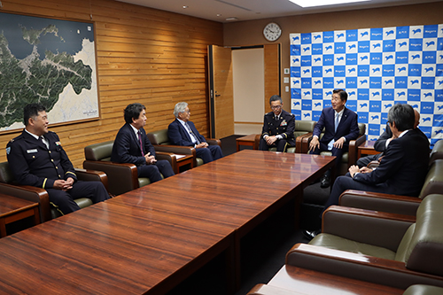 自衛官の仕事について歓談を行う様子