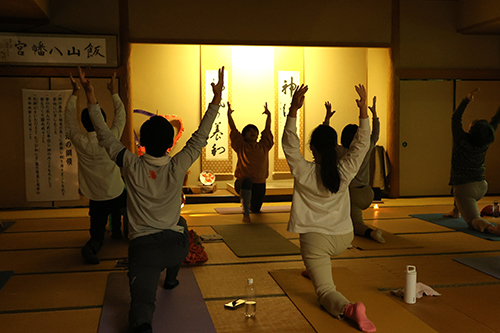 飯山八幡宮で開催された「ヨガと朝ごはん」