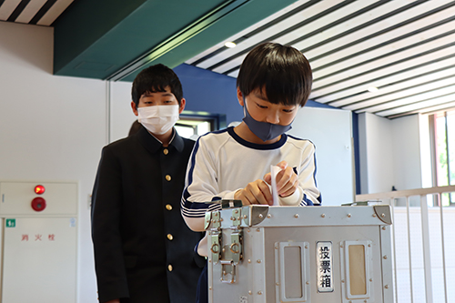模擬選挙で投票する児童