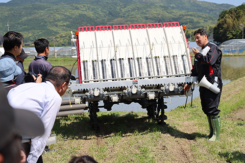 田植機の機能や使い方を説明する担当者