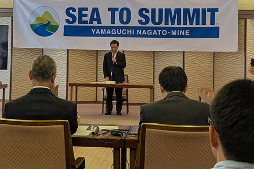 あいさつをする実行委員長の村岡県知事