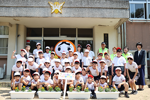 人KENまもる君と向陽小学校の児童たち