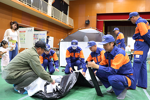 防災備蓄テントの組立体験