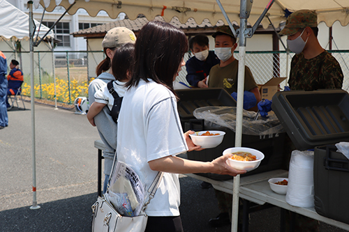 炊き出しでは自衛隊による特製カレーが振る舞われた