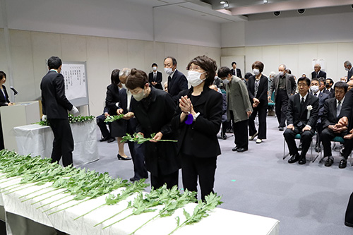 戦没者遺族らが献花を行う様子1