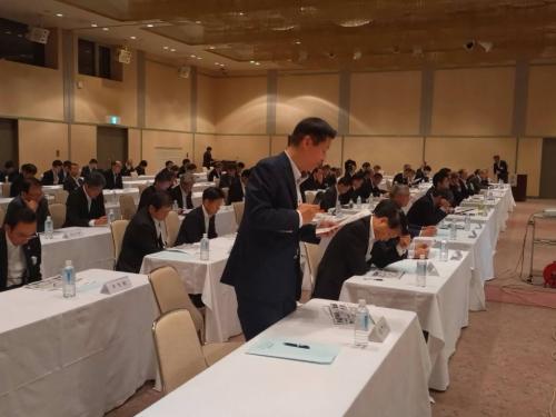 山陰道が一日でも早く全線開通に向かうように要望を述べる江原市長