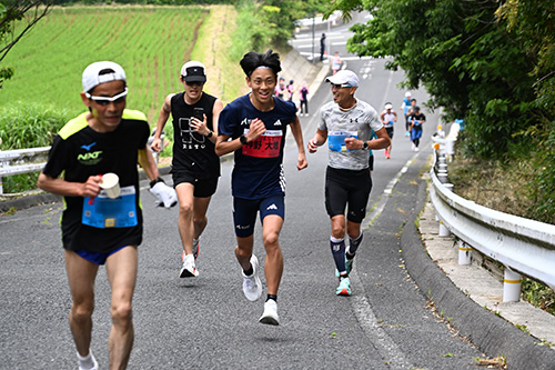 激坂を駆け上がる神野選手