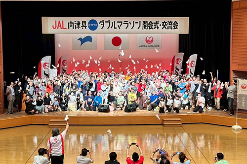 完走を願い紙ヒコーキを飛ばす