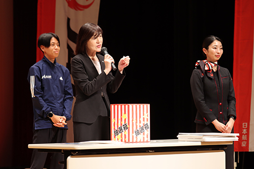 当選者を発表するＪＡＬの猿渡執行役員九州・山口支社長