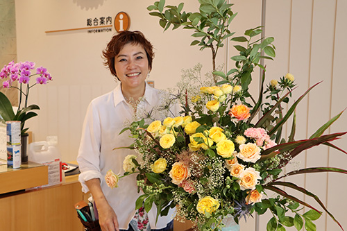 完成したアレンジメントと末永有紀さん