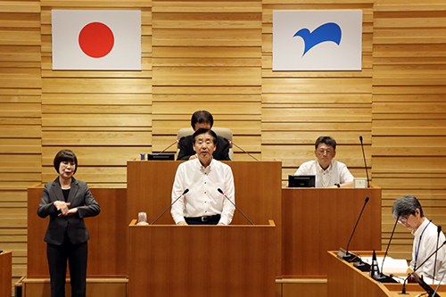 行政報告を述べる江原市長