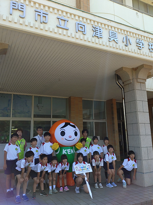 向津具小学校で「人権の花」の苗植えが行われた