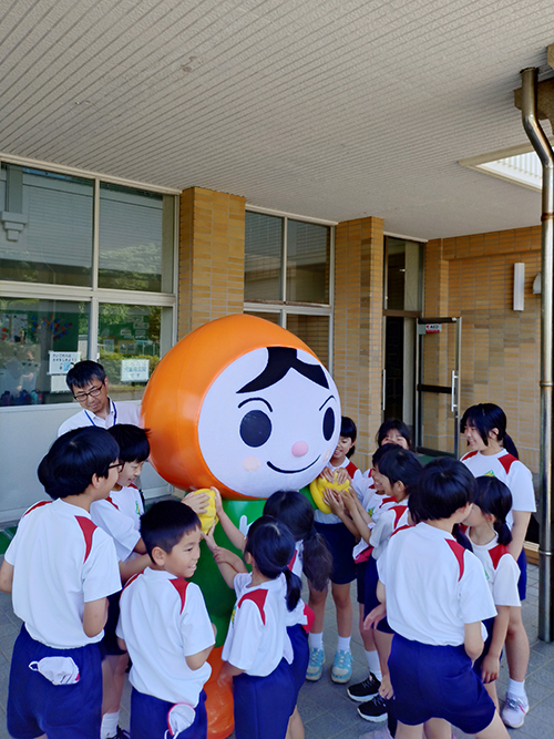 人権まもるくんと児童たち