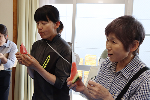 生産者や関係者らが試食
