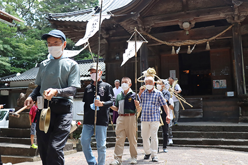 飯山八幡宮から担ぎ出される「サバーサマ」と「サネモリサマ」