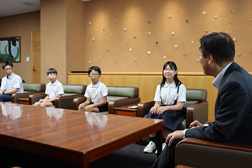 「大会では、全力を出し切りたい」と話す3人