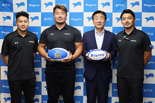 埼玉パナソニックワイルドナイツの選手らが市長を表敬訪問