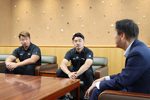 左から古畑翔選手、竹山晃暉選手