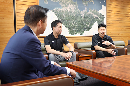 左からパナソニックスポーツ株式会社の藤島幸治さん、矢崎誠コーチ