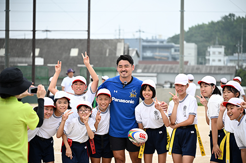 竹山選手と交流する小学生