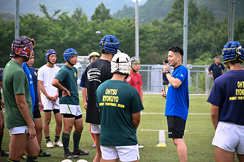 大津緑洋高校ラグビー部に指導する様子