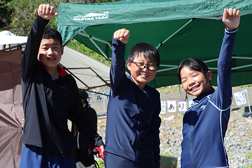 最後の遠泳大会に挑戦した児童3人（左から河本さん、山下さん、新宅さん）