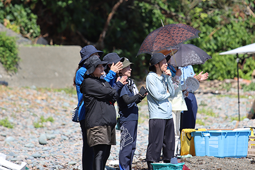 保護者や学校関係者、地域の人が拍手で応援