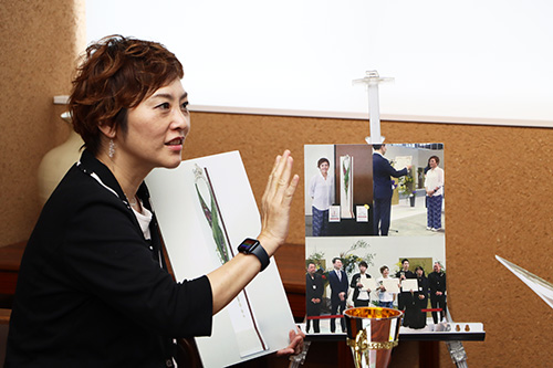 写真を見ながら作品について語る様子