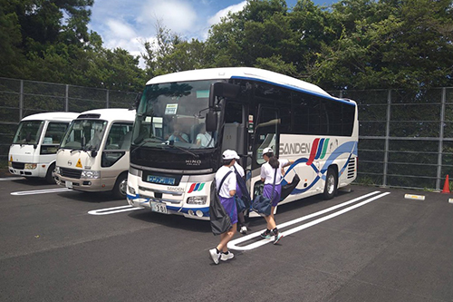 バスに乗り込む生徒