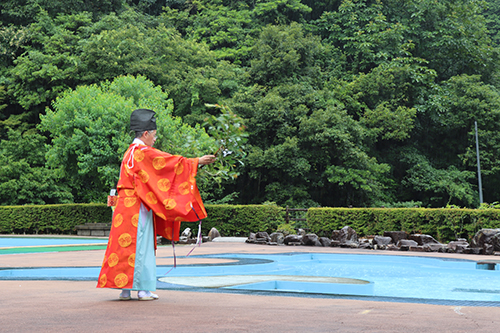 俵山八幡宮の宮原宮司が神事を行う