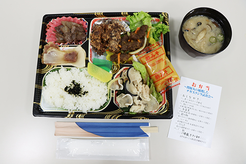 オーロラソースあえ(赤肉）、カレーマリネ（赤肉）、南蛮煮（赤肉）、酢の物（白皮）、ベーコン（うねす）、鯨汁（白皮）、ご飯の豪華弁当
