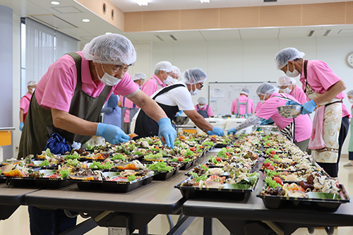 男子厨房に入る会や油谷なでしこなどが「鯨づくし弁当」「鯨汁」を調理を開始
