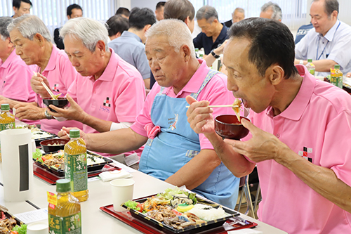 試食会の参加者は「やわらかくて深みがあり美味しい」と話していた