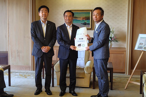 県知事へ要望書を手渡す