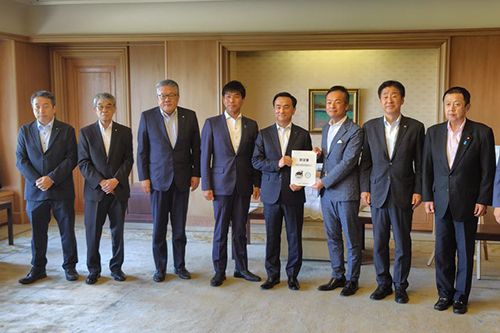村岡知事と集合写真