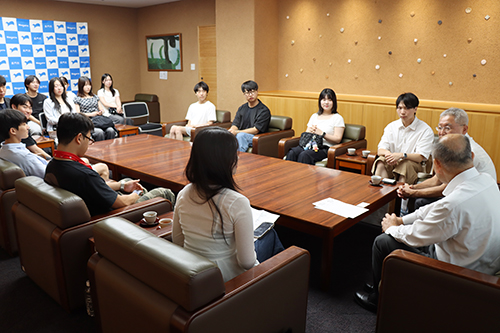 大谷副市長と談笑する学生ら