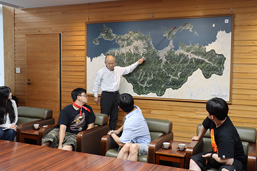 仙崎や青海島など地図で説明する大谷副市長