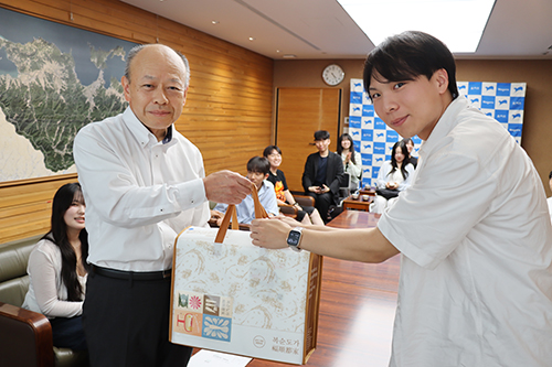 韓国の学生からお土産が手渡された