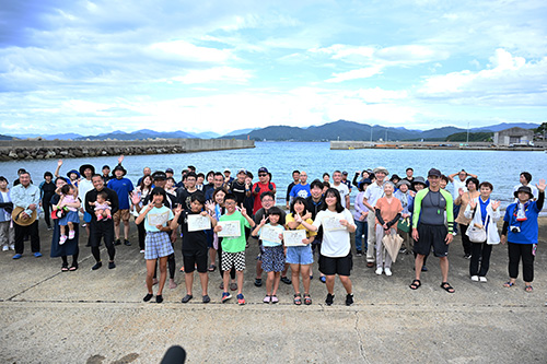 遠泳大会終了後の記念撮影の様子