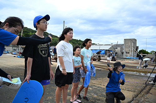 校歌を歌い、他の児童を応援する様子