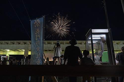 打ち上げられた花火と会場の様子