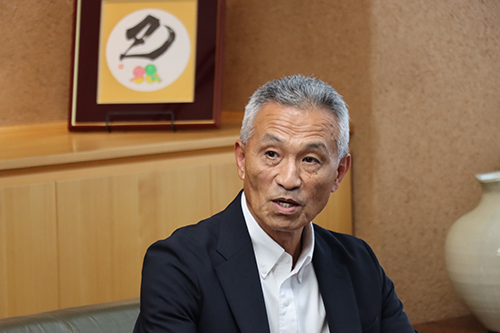 「今年は節目の年としてさまざまなイベントを用意しているで、多くの方に来て楽しんでほしい」と話す末永組合長