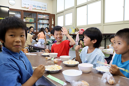 「おいしい」と言って食べる子どもたちの様子
