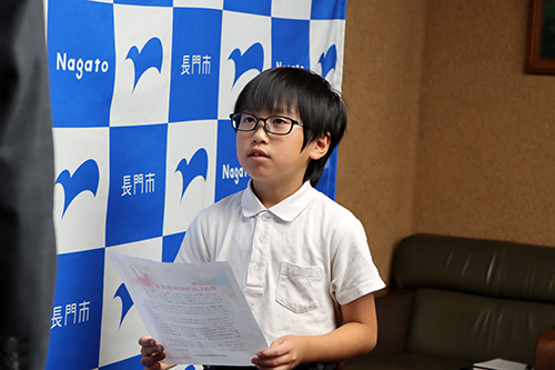 江原市長へ平和宣言を行った宇田さん