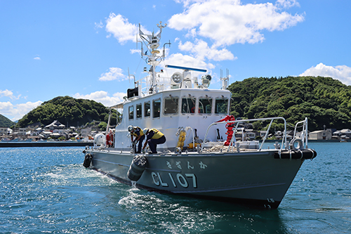 巡視船「さざんか」で仙崎湾内をクルーズ