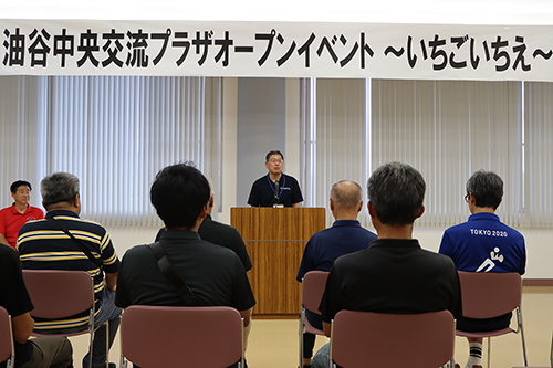 オープンを記念してあいさつをする阿波館長
