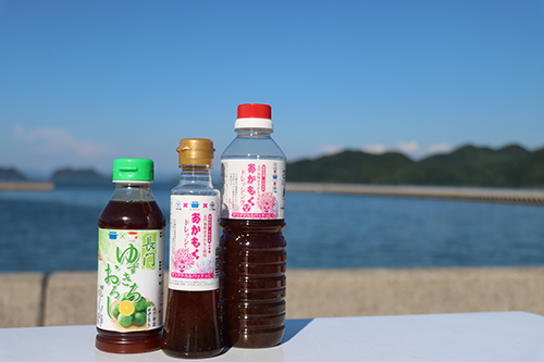 新商品の長門ゆずきちおろしポン酢（左）とあかもくドレッシング【中華風】（中央・右）