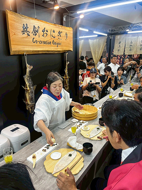 おにぎりを提供する神谷さん