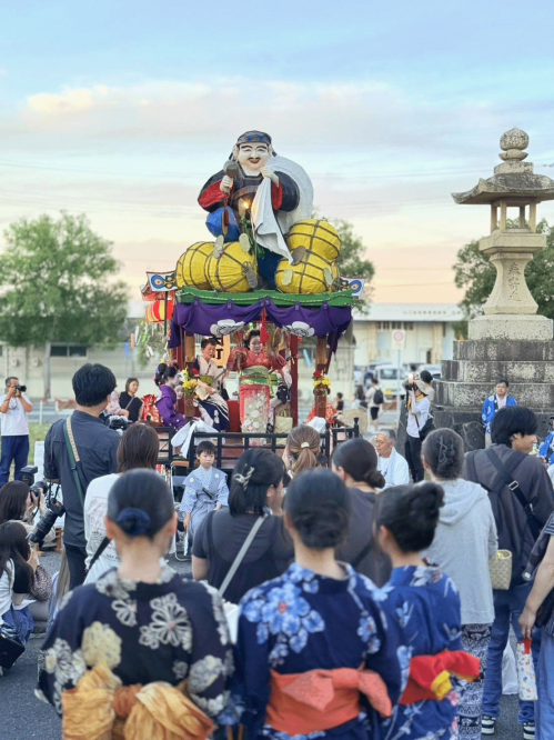 舞を披露する踊り子