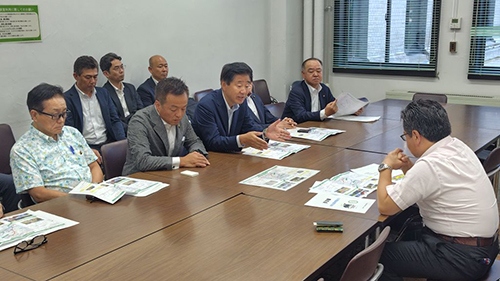 要望書について説明する江原市長